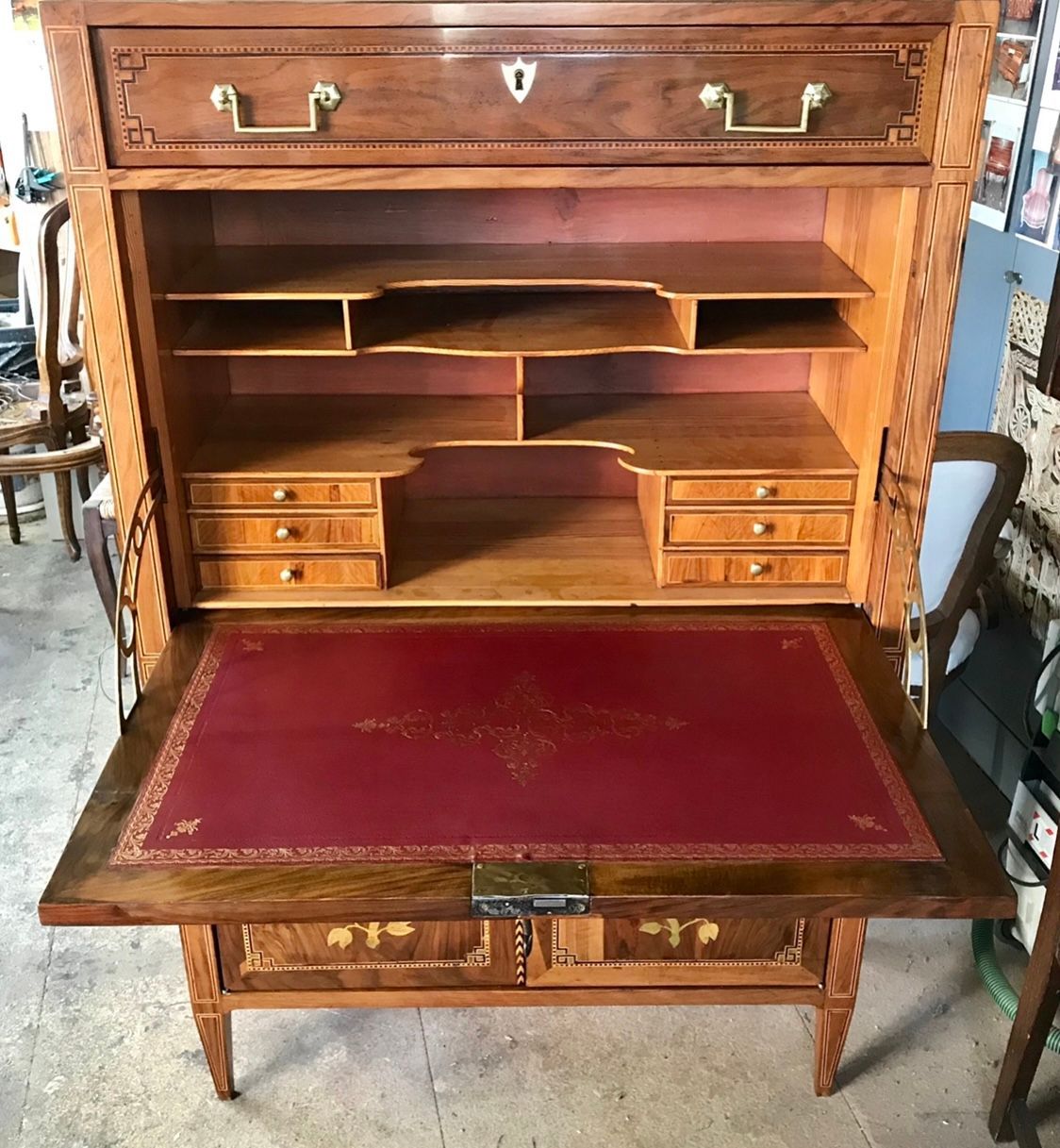 Table de bureau avec tiroirs et tapissée de cuir rouge