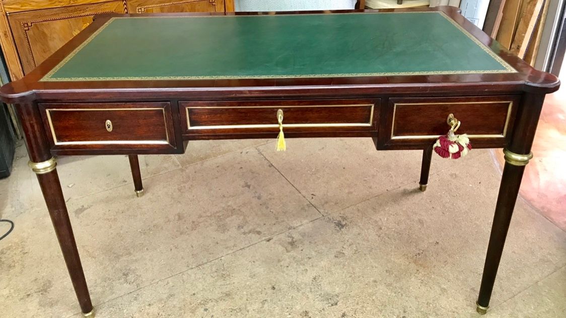 Console tapissée de vert au bois sombre 