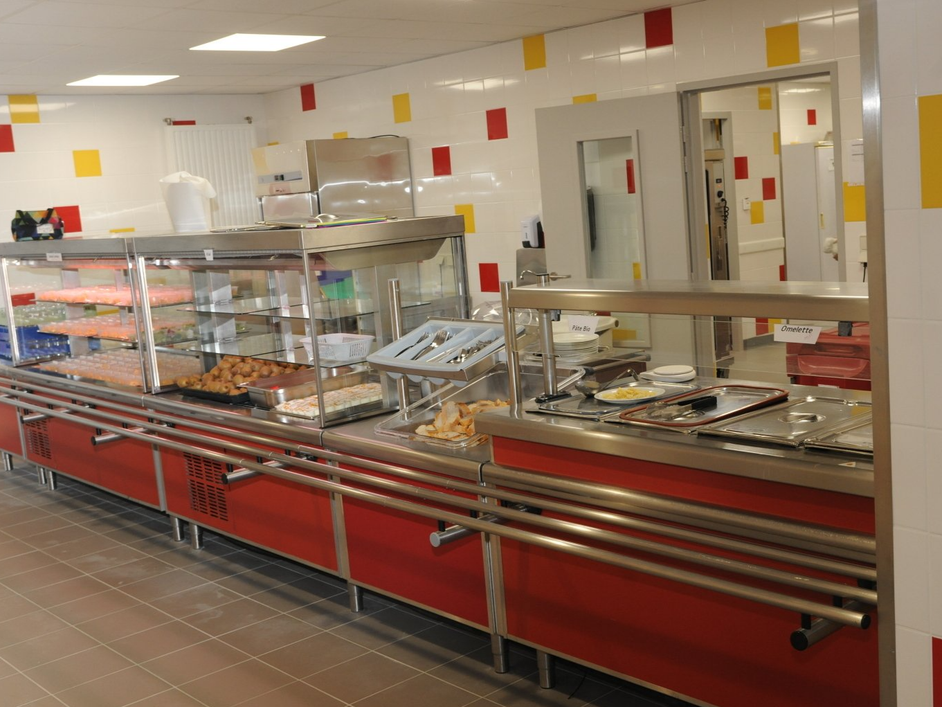 Comptoir de self-service dans une cantine scolaire