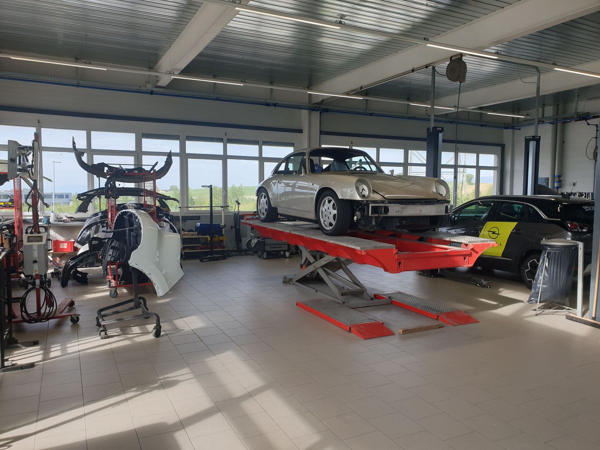 Une voiture est assise sur un ascenseur dans un garage.
