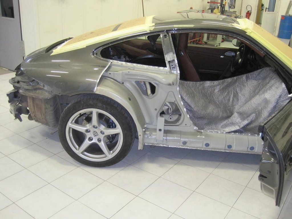 Une voiture coupée en deux est assise sur un sol carrelé