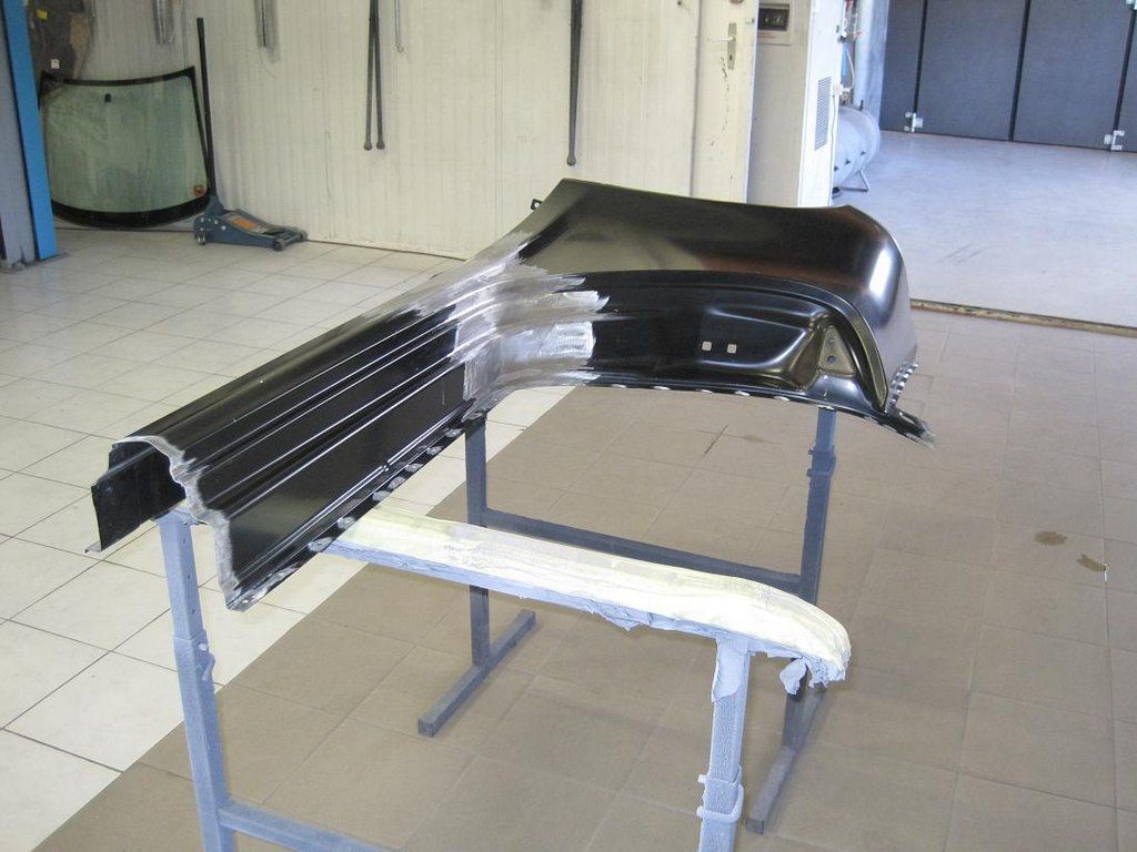 Un morceau de métal est posé sur un support en métal