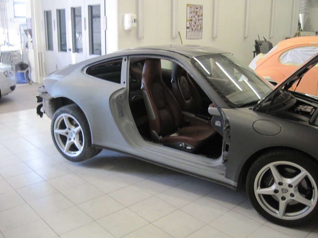 Une voiture avec la porte ouverte est garée dans un garage