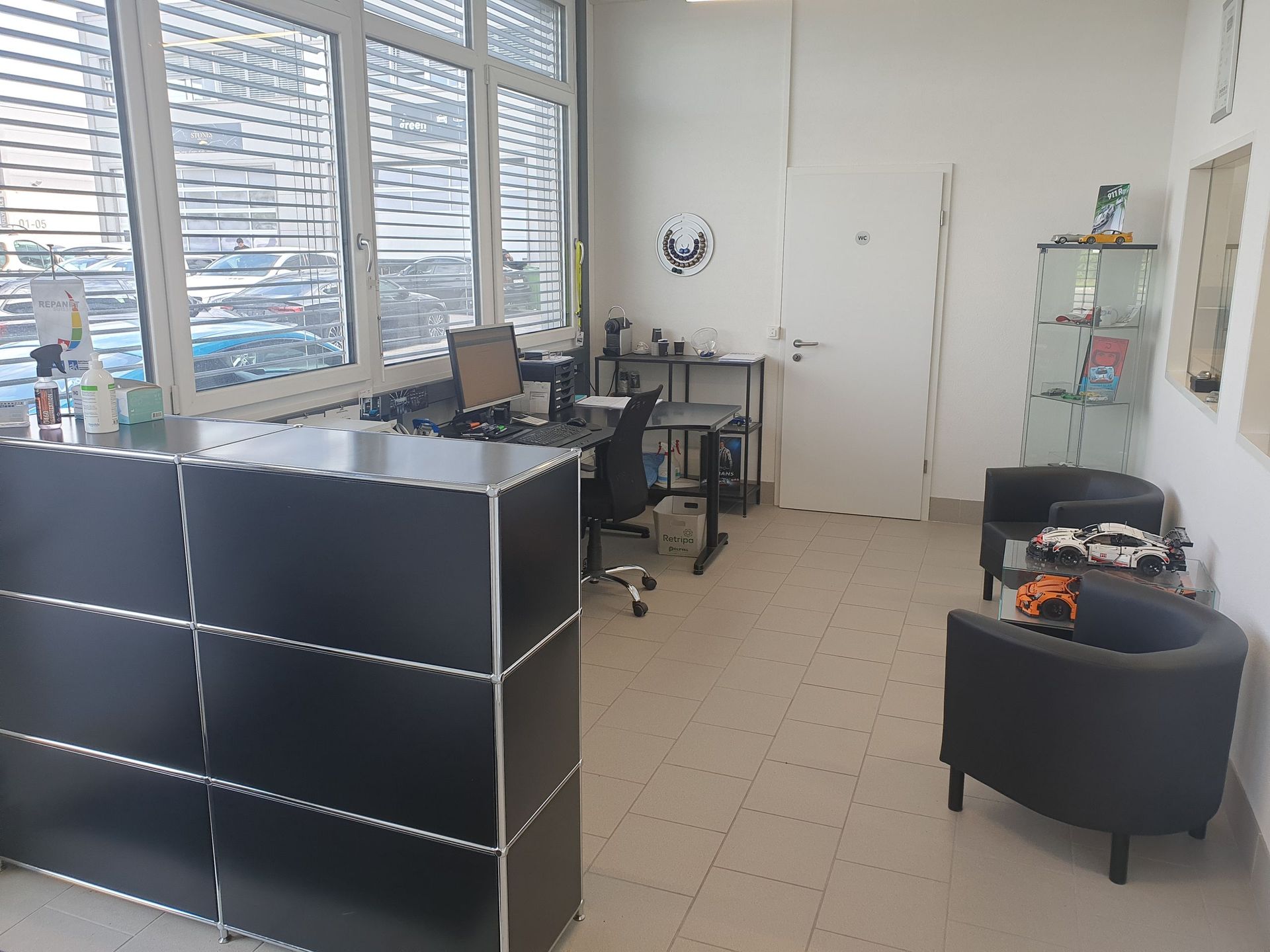 Une pièce avec un bureau, des chaises et un ordinateur.