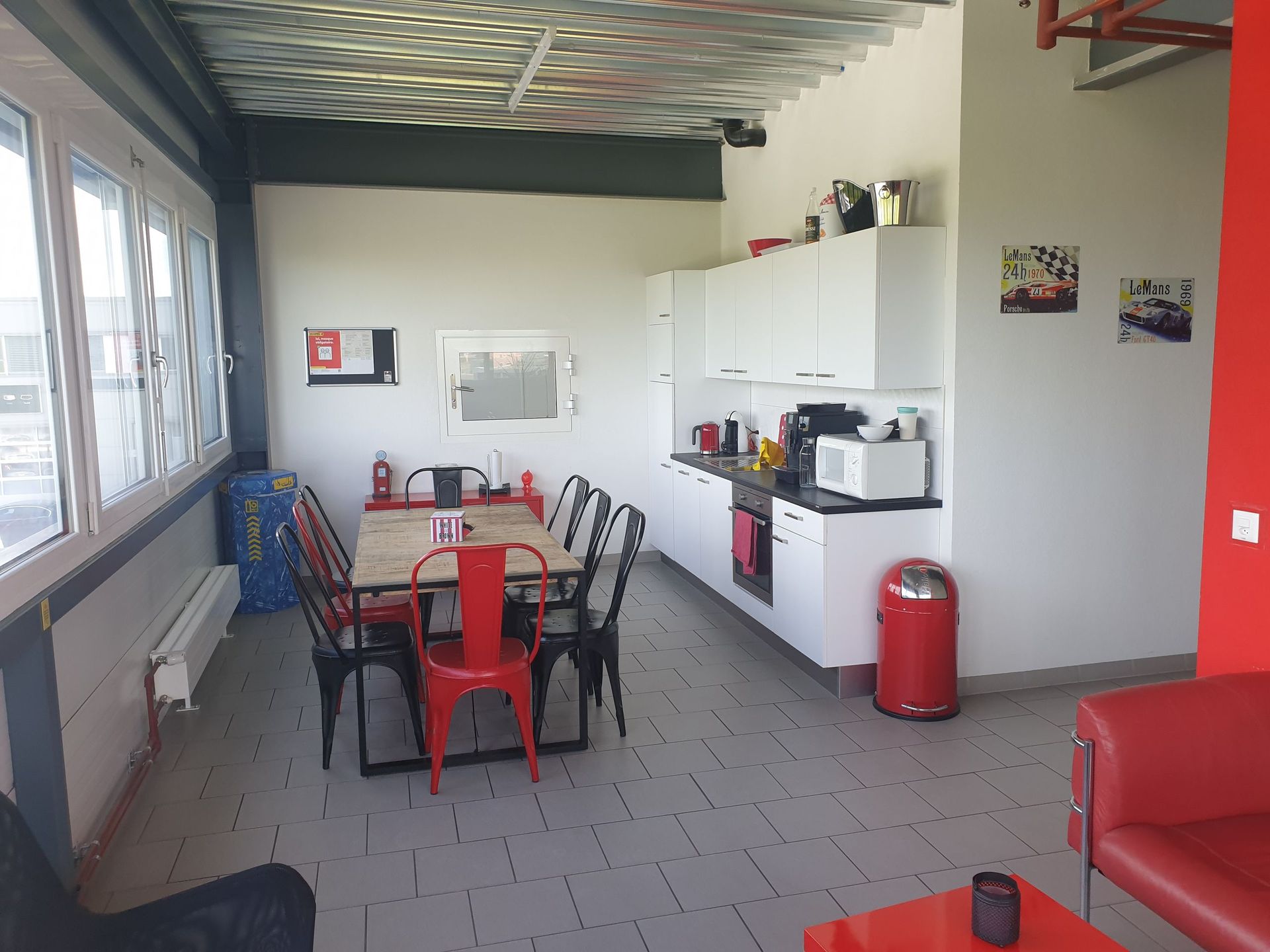 Une cuisine avec une table et des chaises