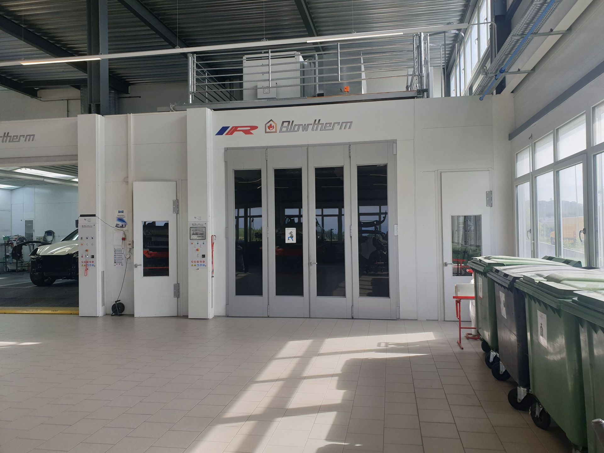 Un bâtiment avec un panneau indiquant « IR » dessus