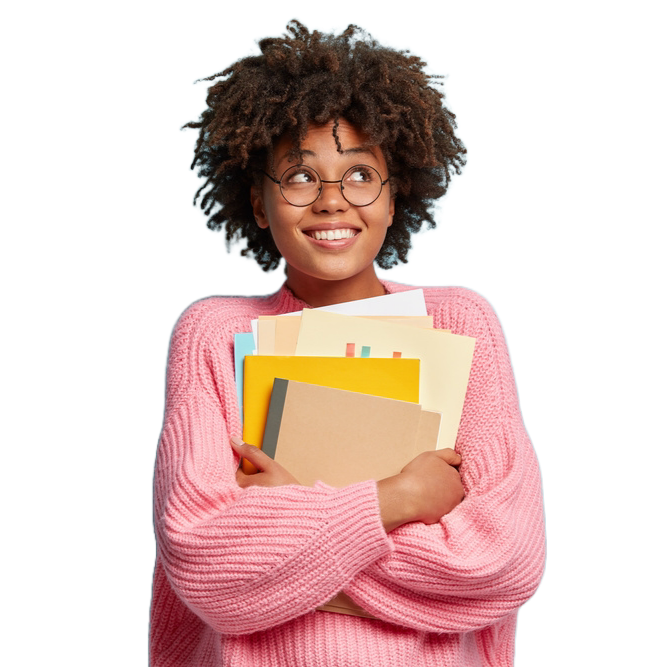 Une jeune fille avec un pull rose et des livres.