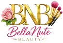 Logotipo de BNB BellaNute Beauty con una rosa rosa y brochas de maquillaje sobre un fondo blanco