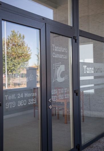 Una puerta de vidrio con un cartel que dice tc