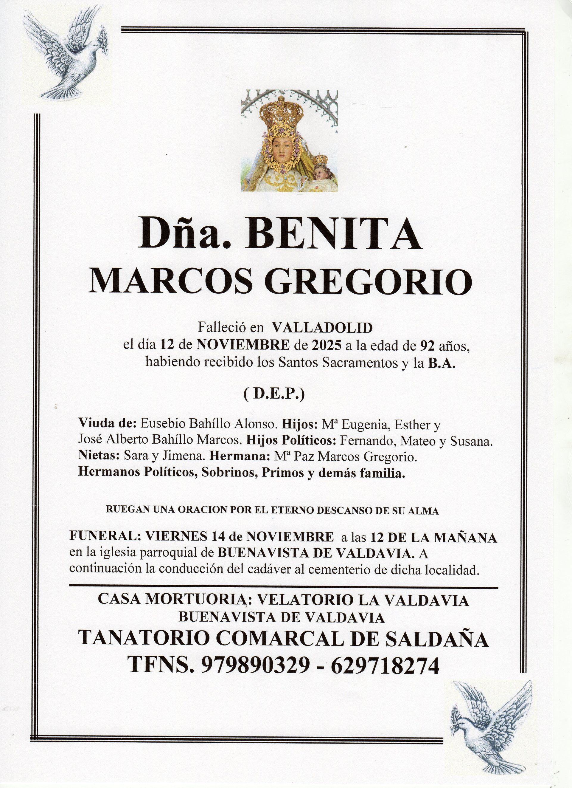 Un papel blanco con el nombre Martínez Gómez.