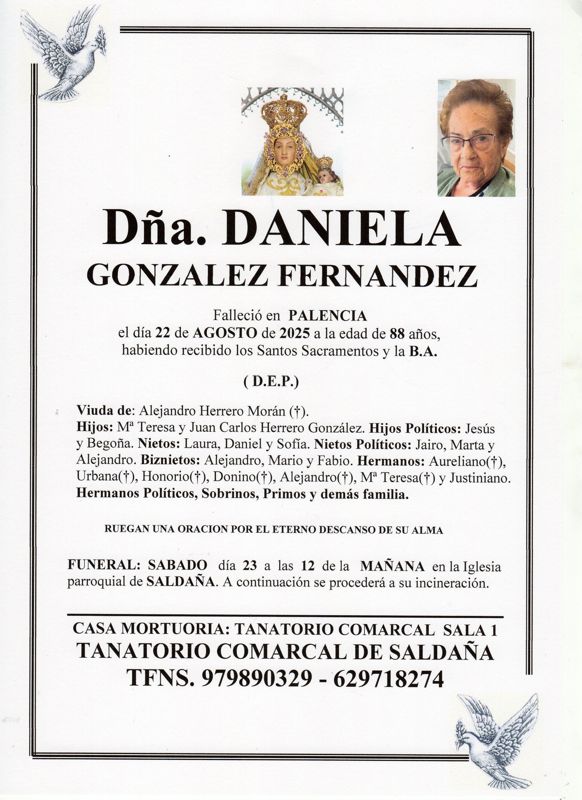 Un papel blanco con el nombre Martínez Gómez.