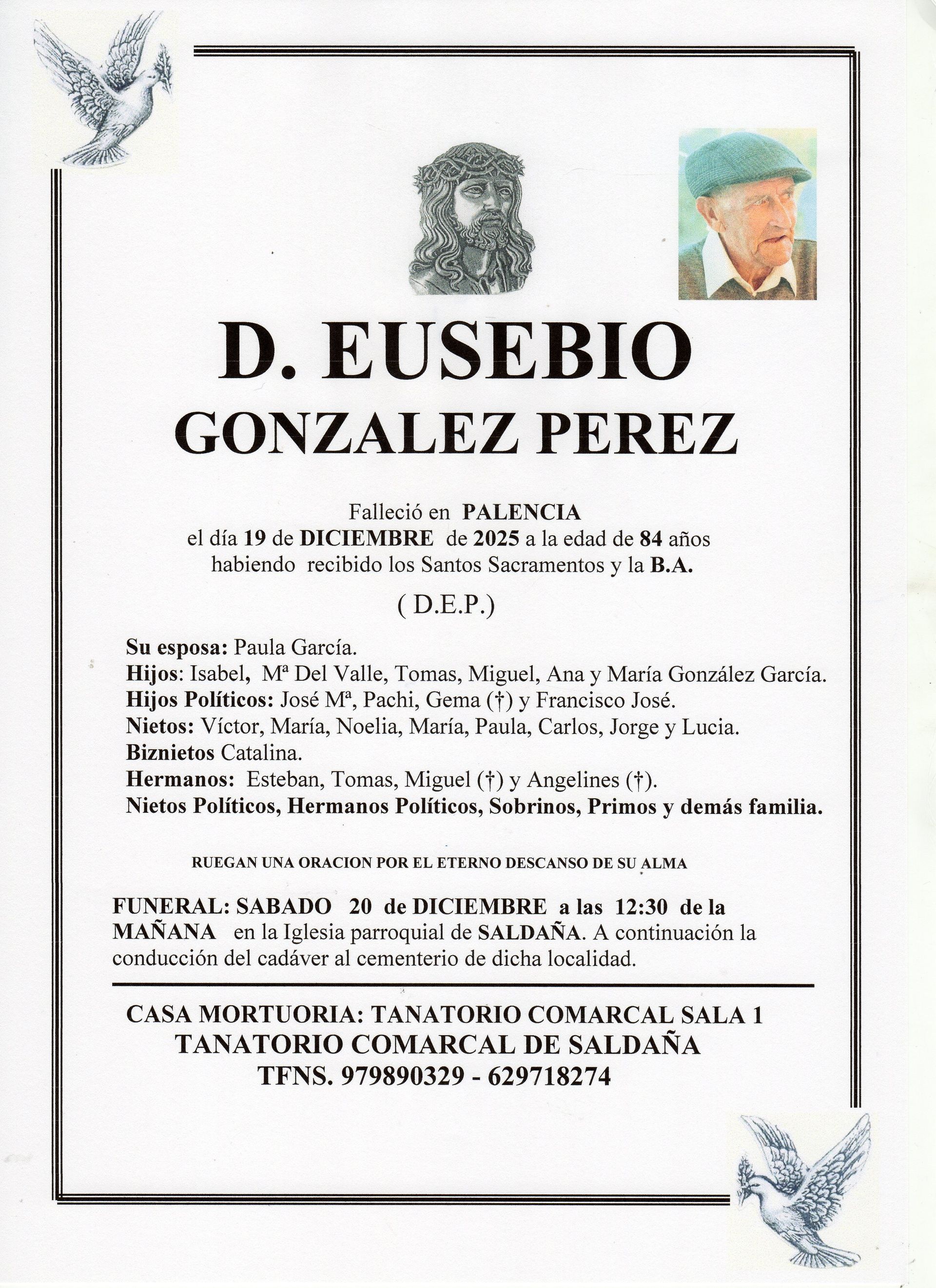 Un papel blanco con el nombre Martínez Gómez.