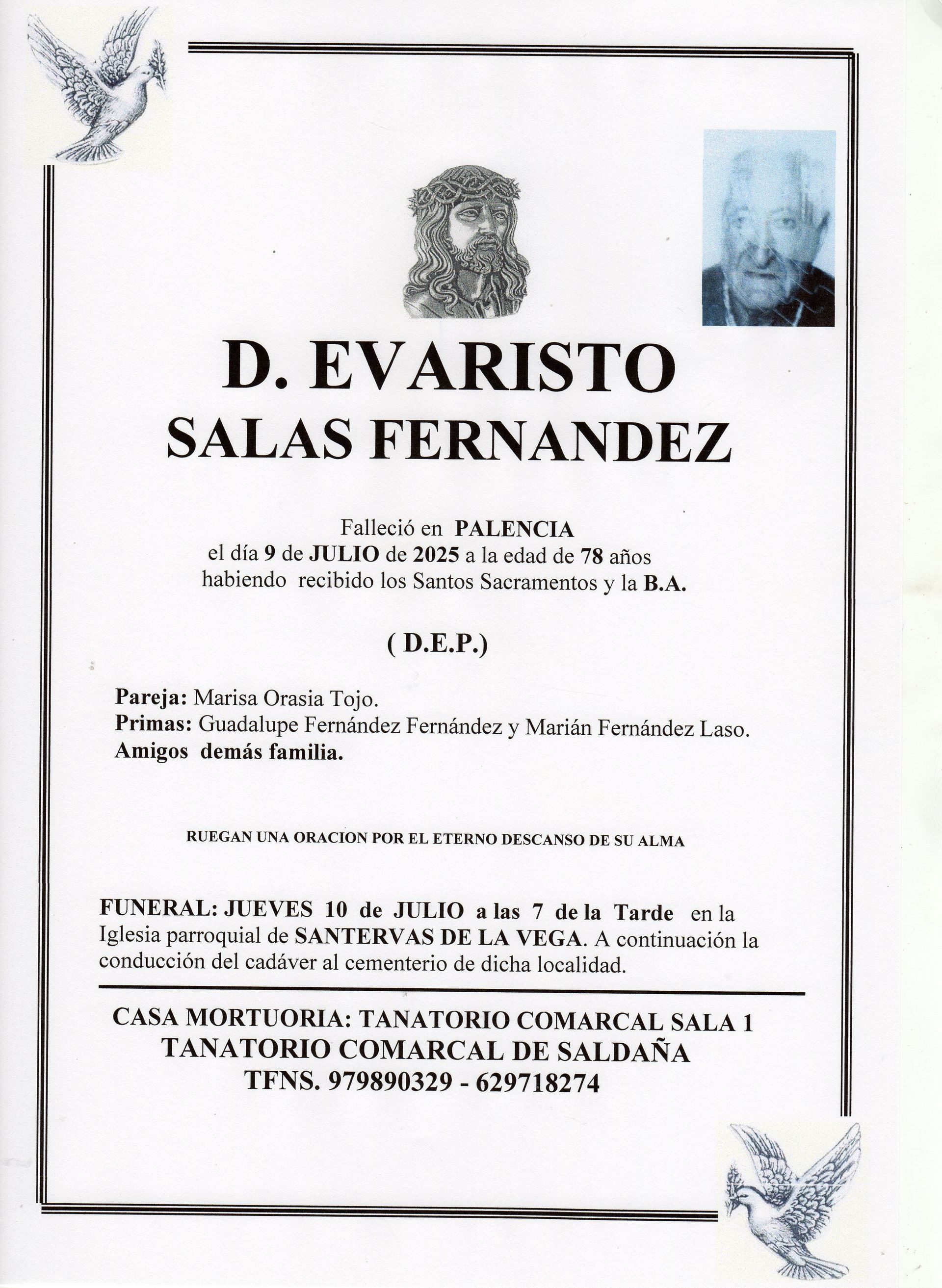 Un papel blanco con el nombre Martínez Gómez.