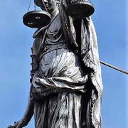 Una estatua de una mujer sosteniendo una balanza de la justicia.