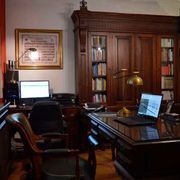 Una oficina en casa con un escritorio, una silla, una computadora portátil y una computadora.