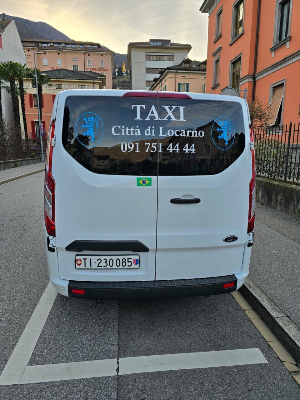 Taxi fotografato da dietro