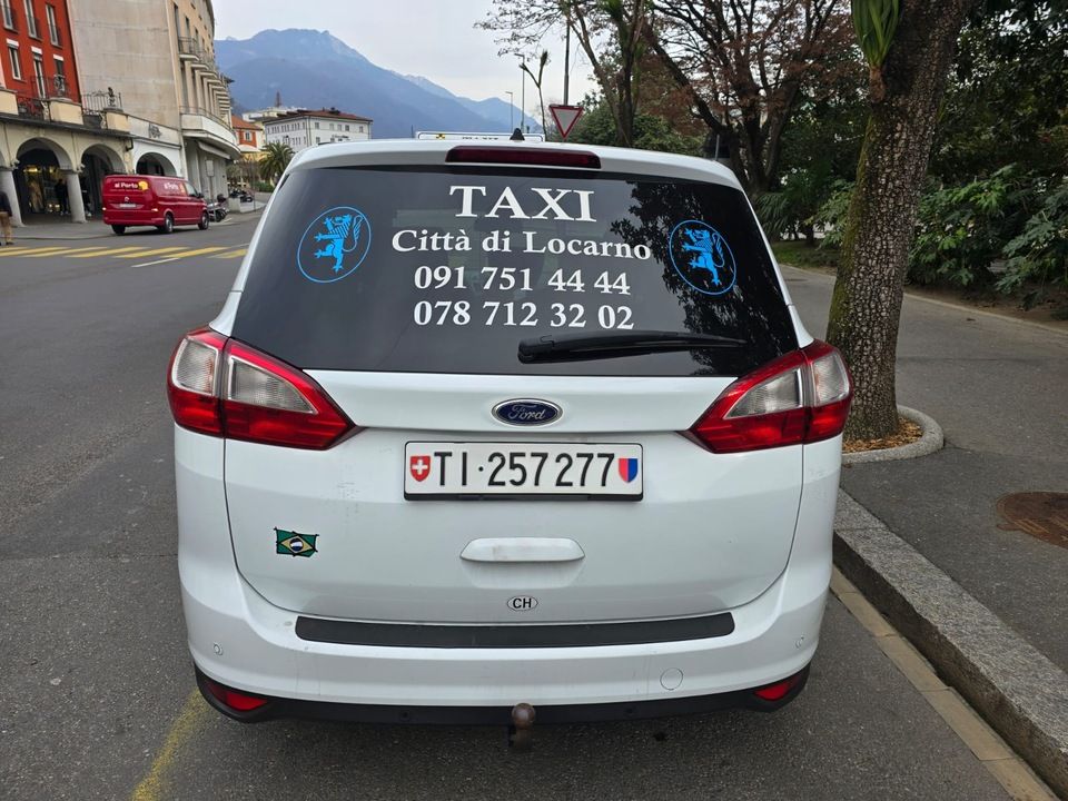 Taxi con numeri di telefono