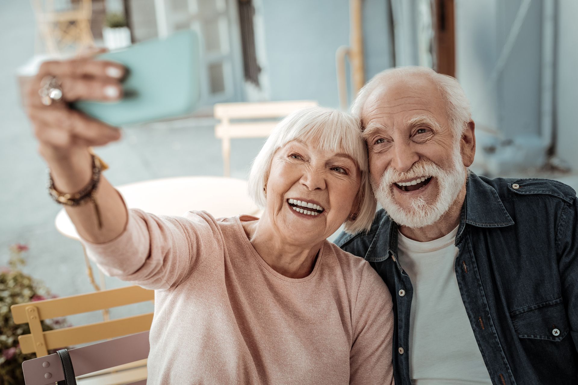 Un couple de personnes âgées prend un selfie