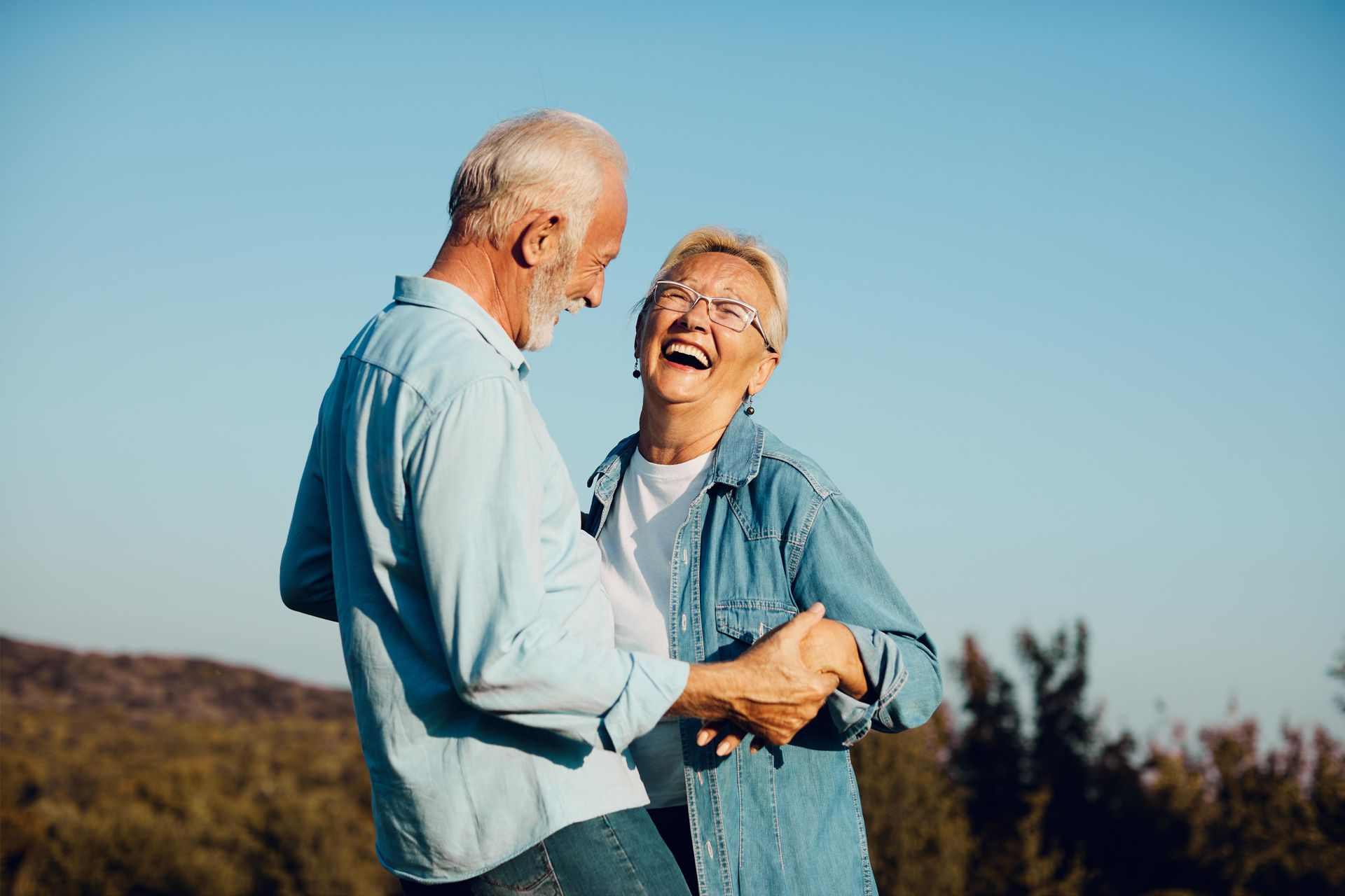 Un couple sous le ciel bleu