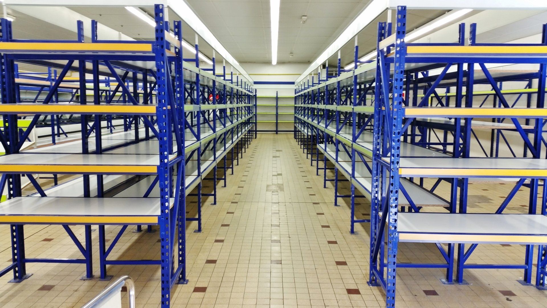 Plusieurs rangées de supports de rangement en entrepôt