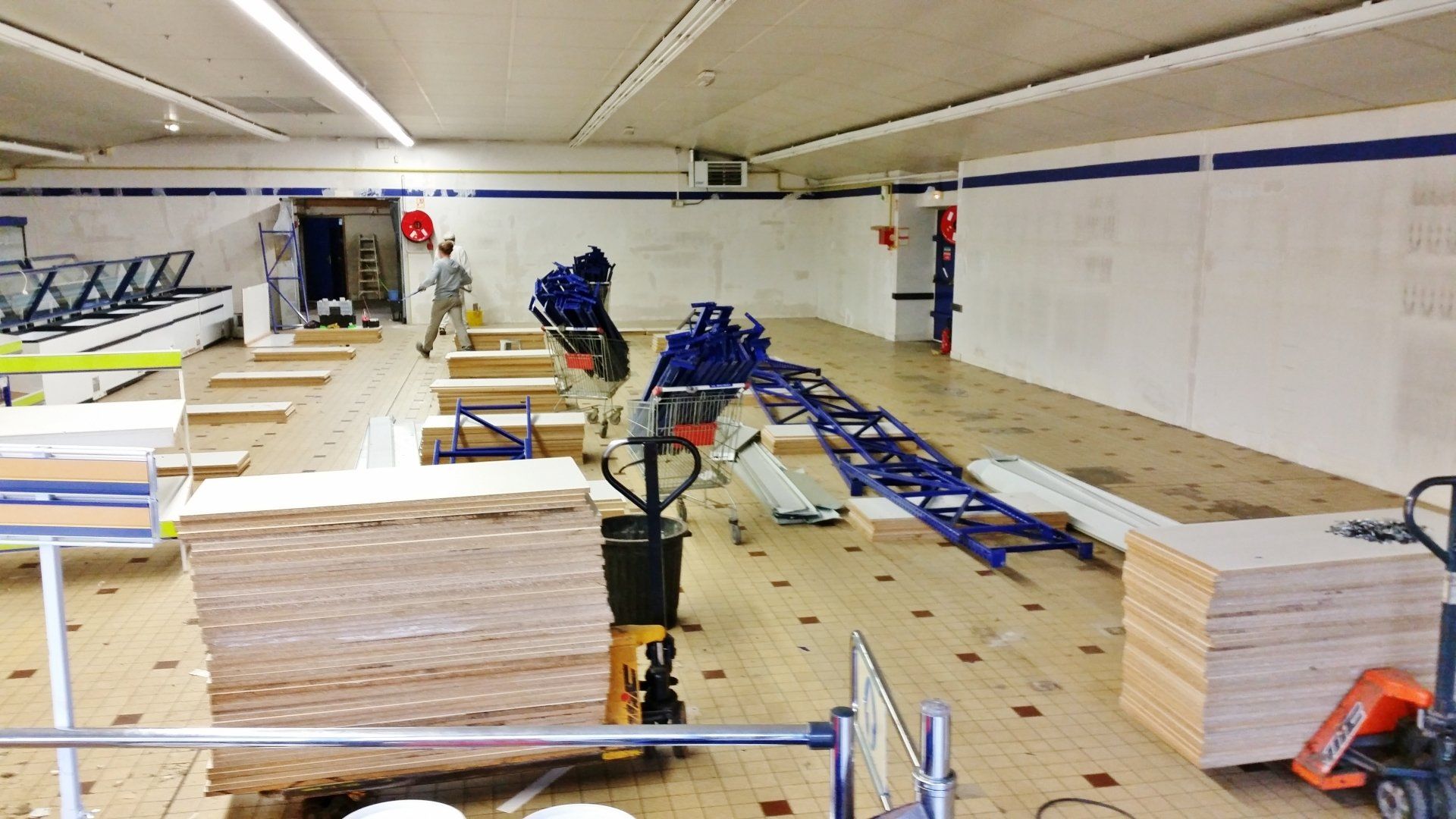 Démontage en cours des rangements d'entrepôt