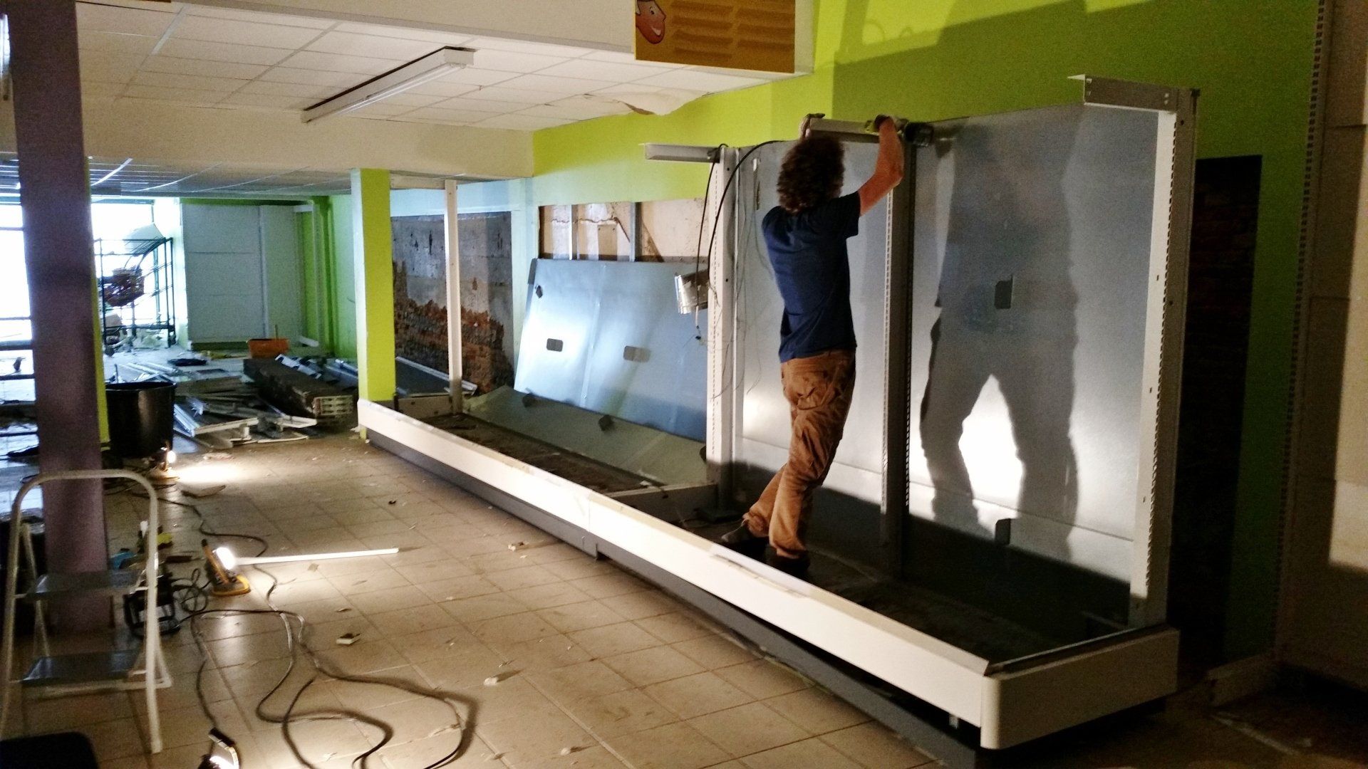 Un homme qui retire les aménagements d'un local professionnel