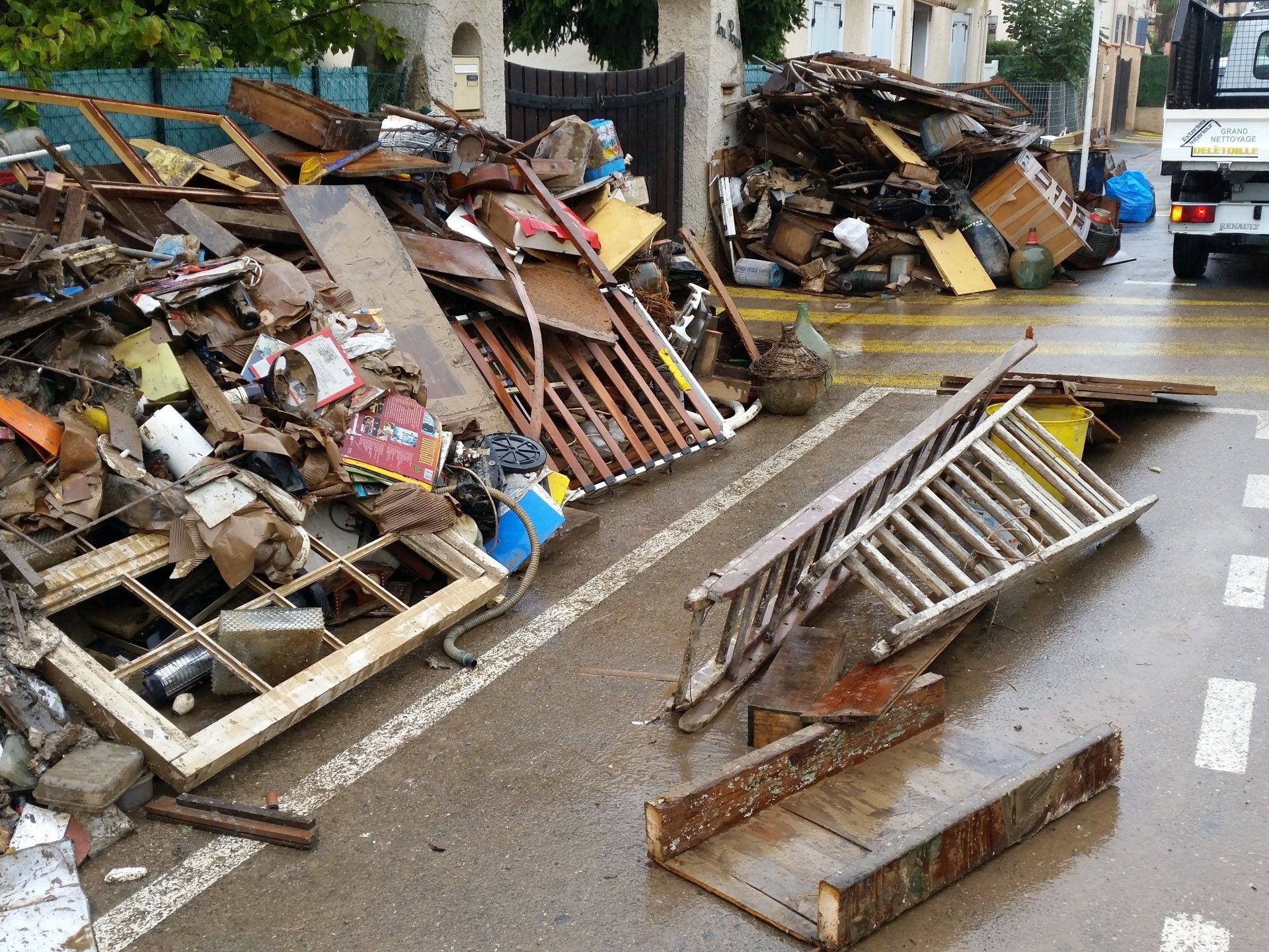 Un tas de déchets et vieux objets dans une cour.