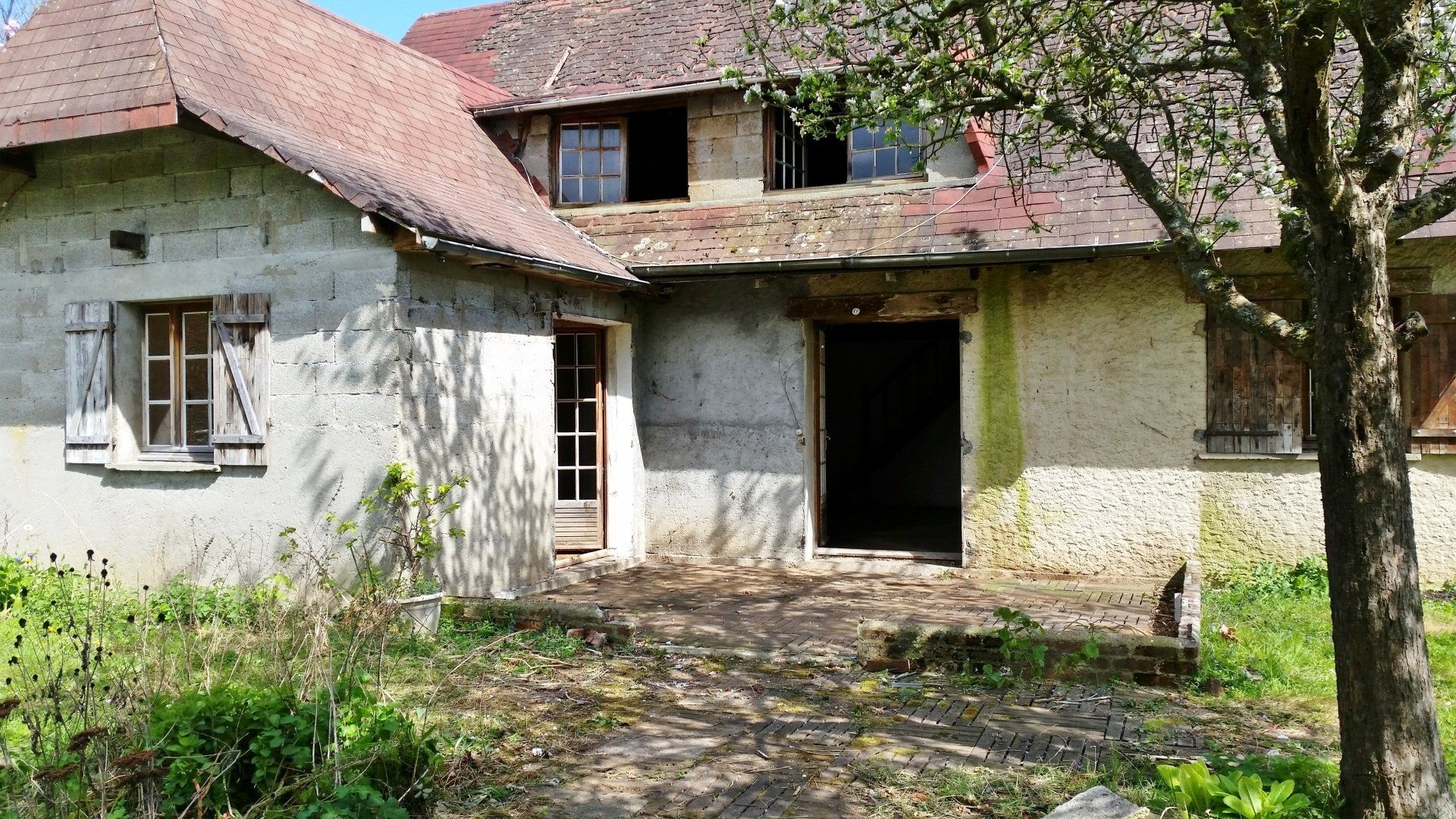 La même maison débarrassée du vieux cabanon et d'objets divers.