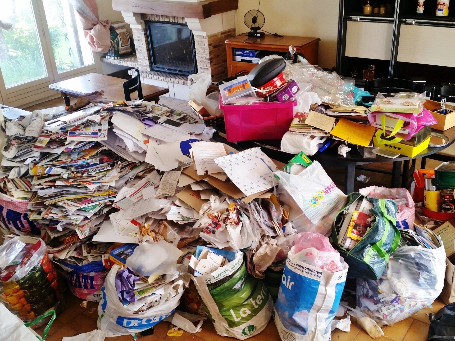 Une pièce de vie avec cheminée remplie de déchets.