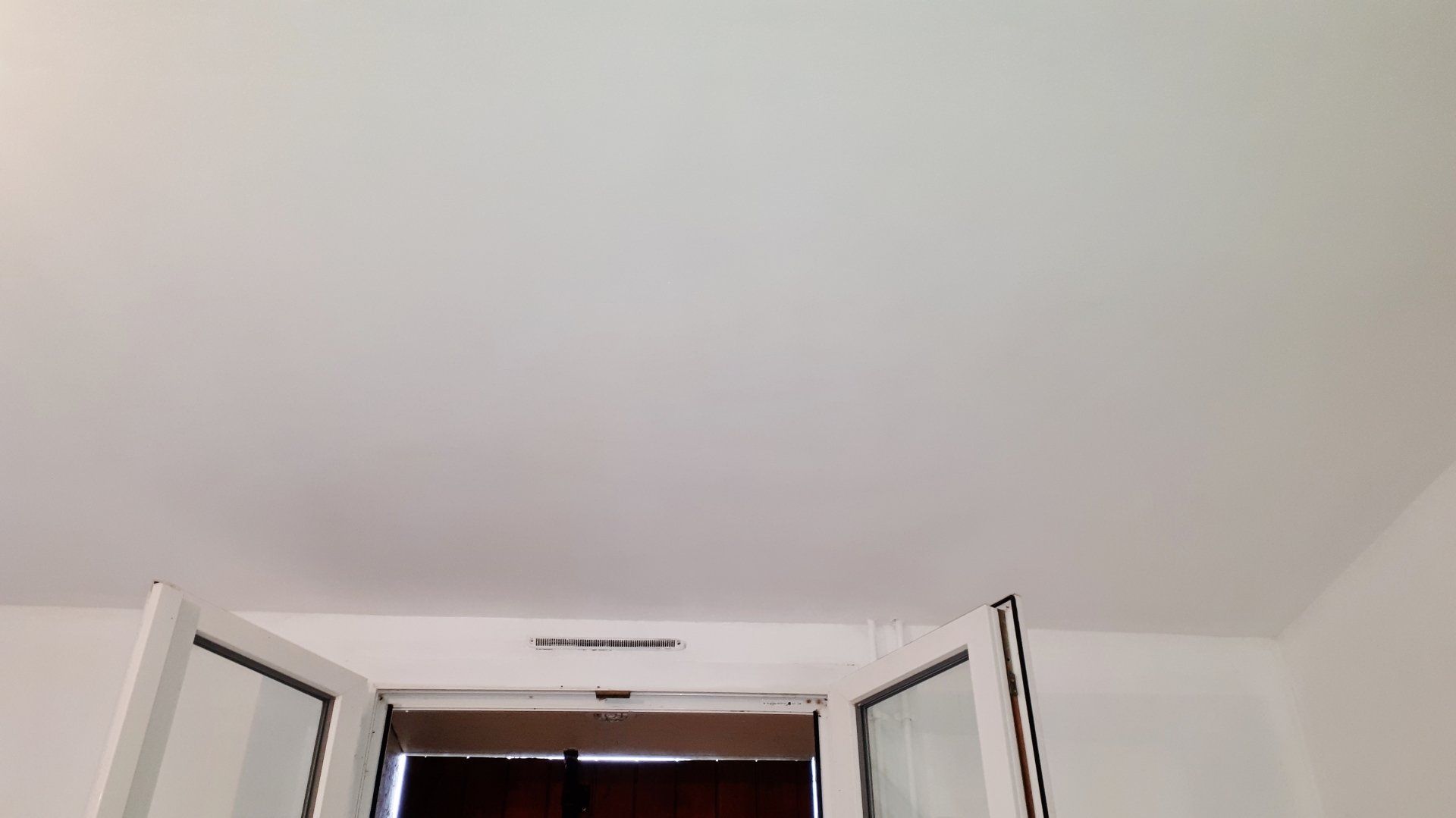 Le même plafond de nouveau blanc immaculé.