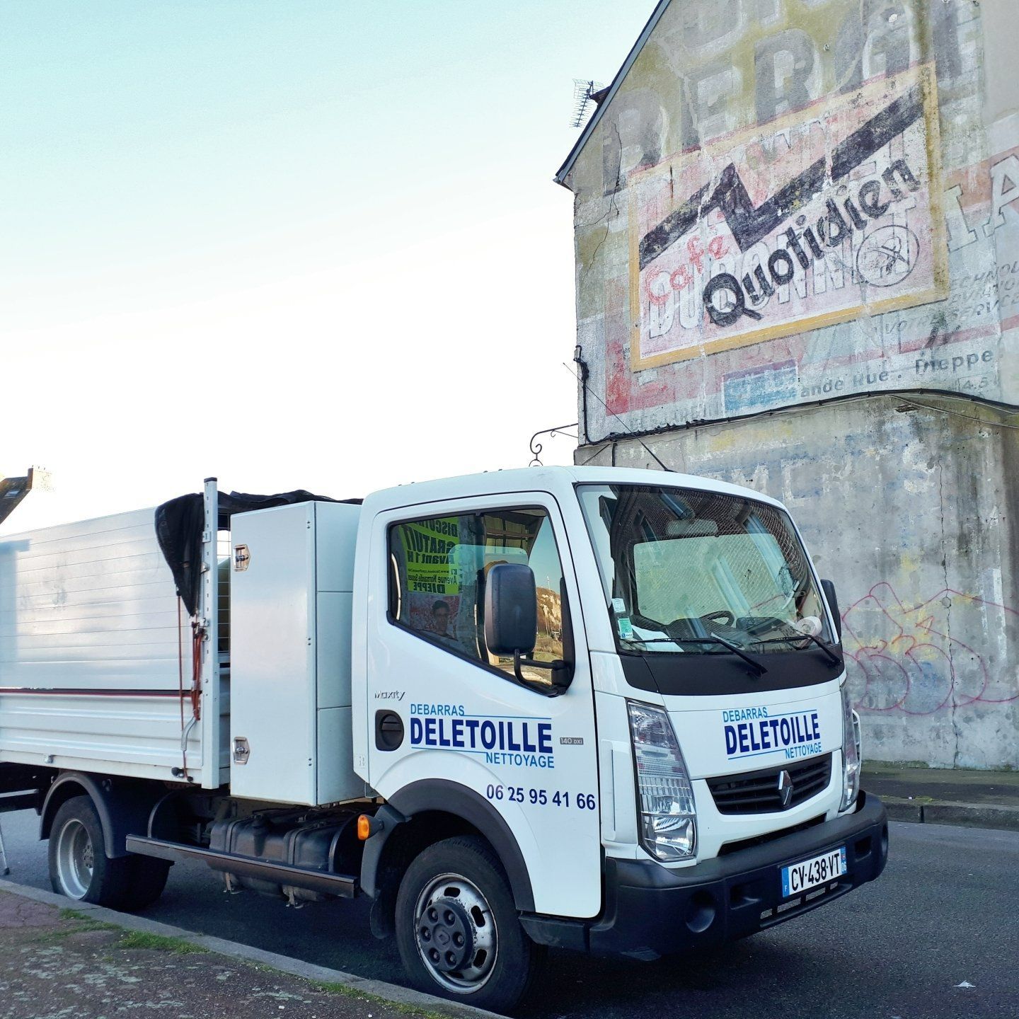 Un camion-benne de l'entreprise DELETOILLE Débarras Nettoyage.