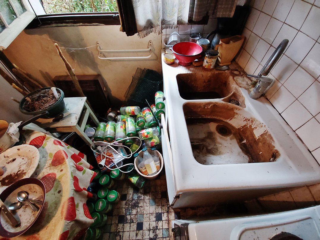 Petite cuisine sale et encombrée de déchets