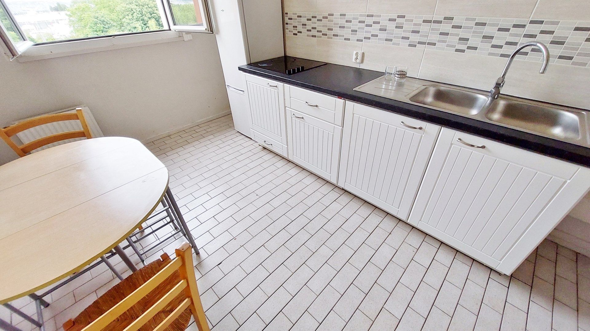La même grande cuisine entièrement nettoyée et débarrassée des déchets.