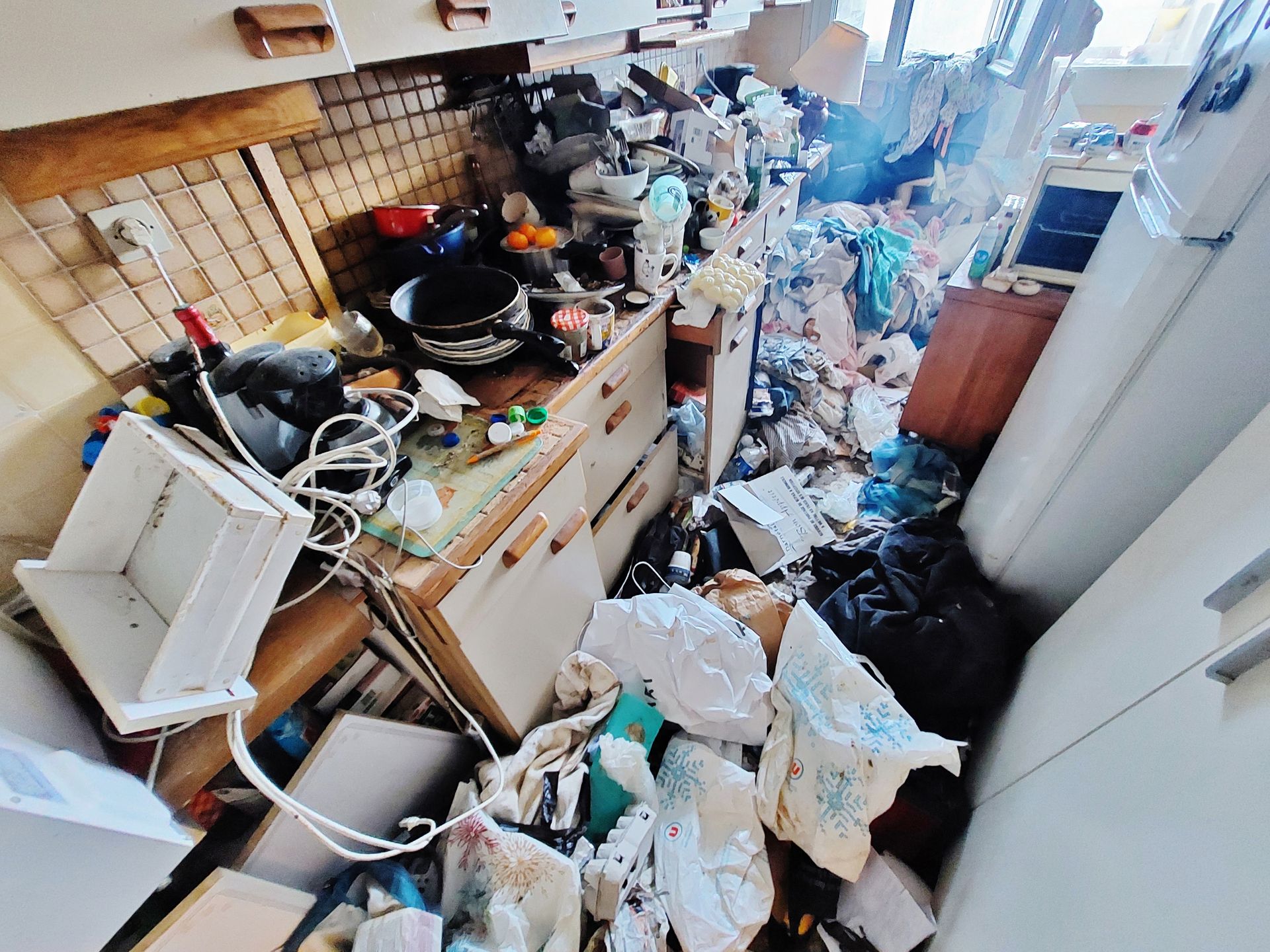 Une cuisine pleine de déchets et de vieux ustensiles.