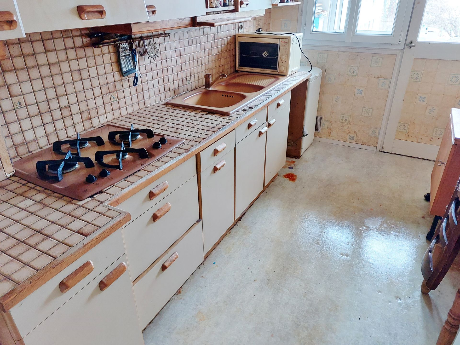 La même cuisine débarrassée et nettoyée.