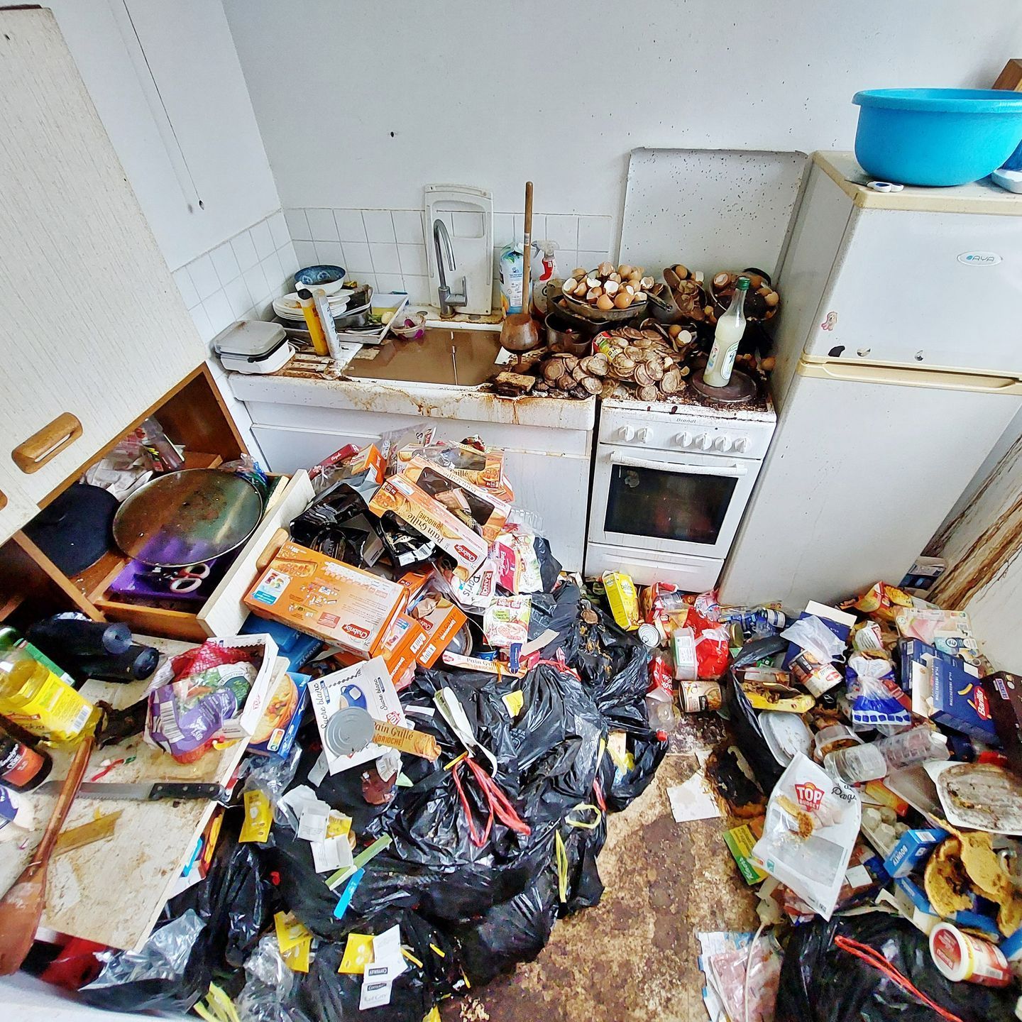 Une cuisine remplie de détritus.
