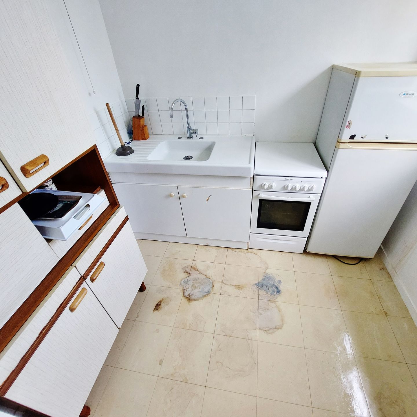 Une cuisine débarrassée des déchets et propre.