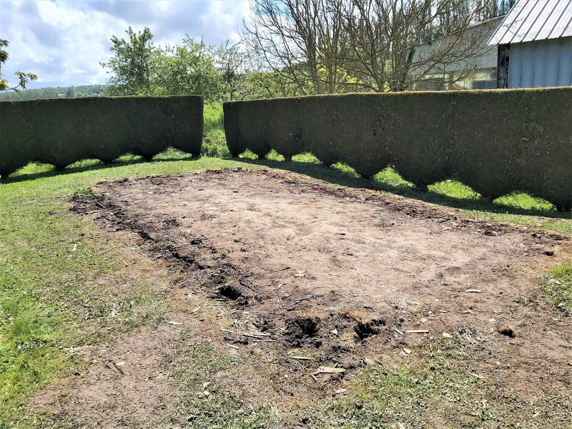Un emplacement vide sur un terrain débarrassé du hangar.
