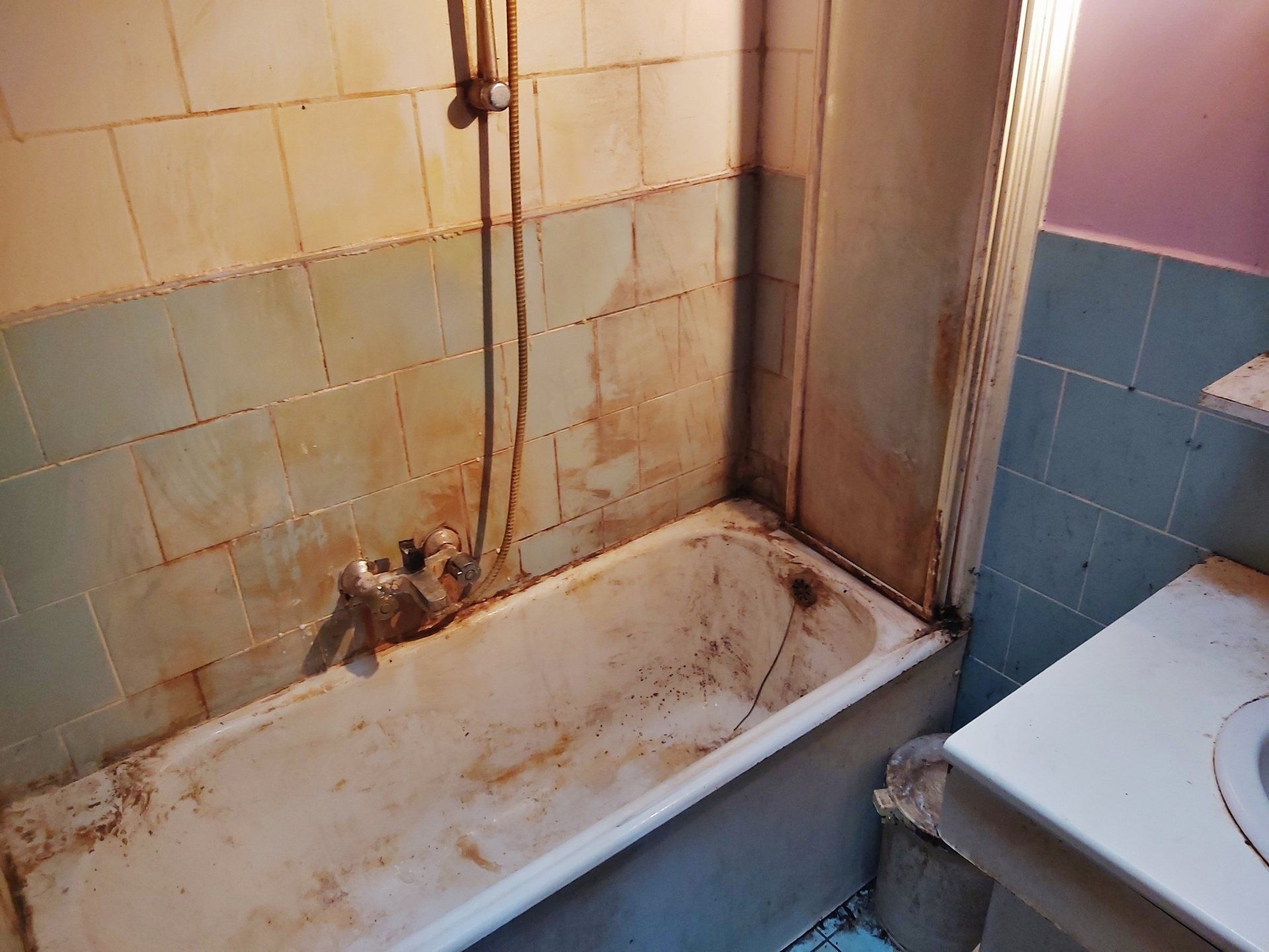 Salle de bains sale avec des taches orange