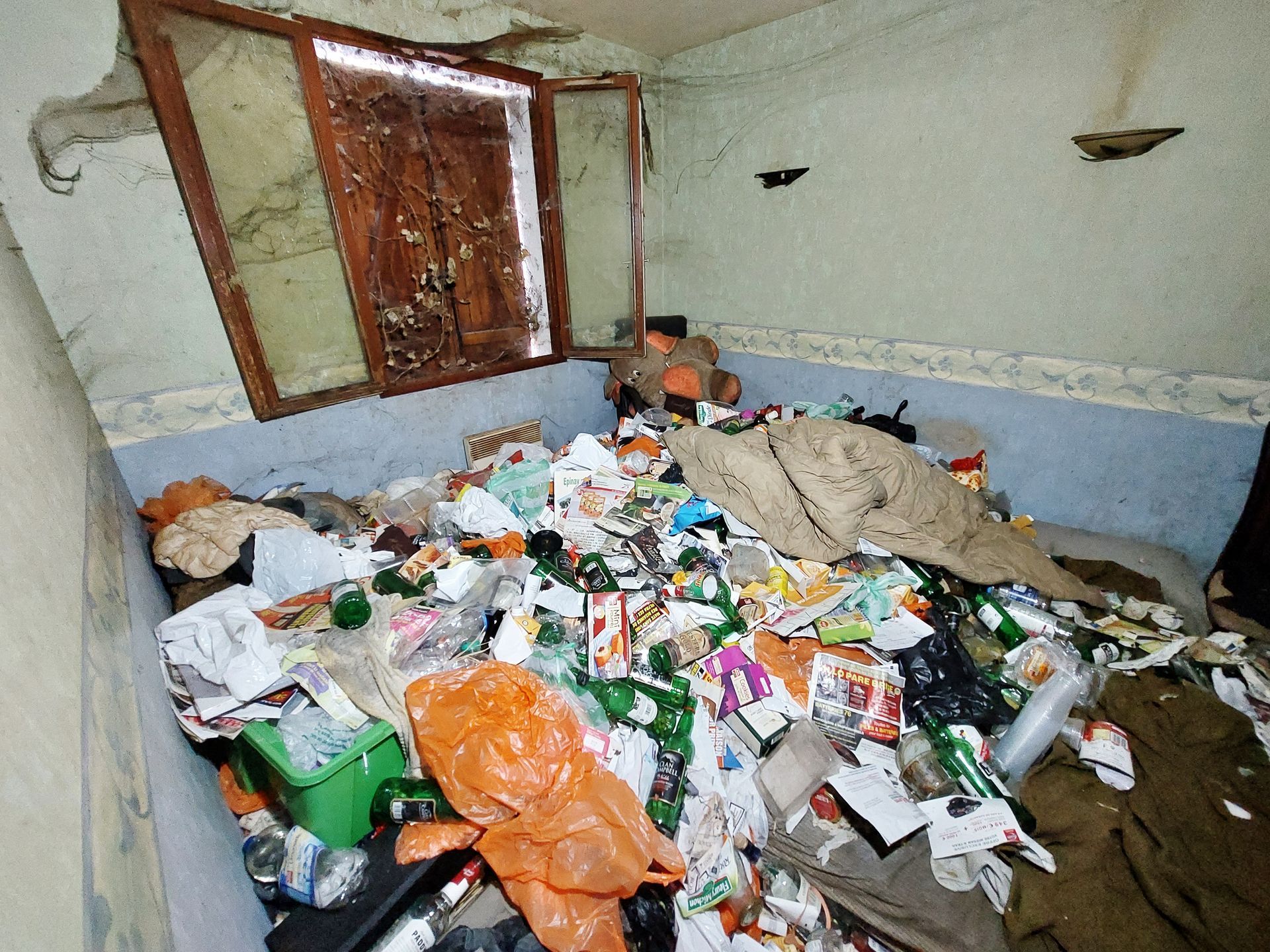 Sol recouvert de déchets