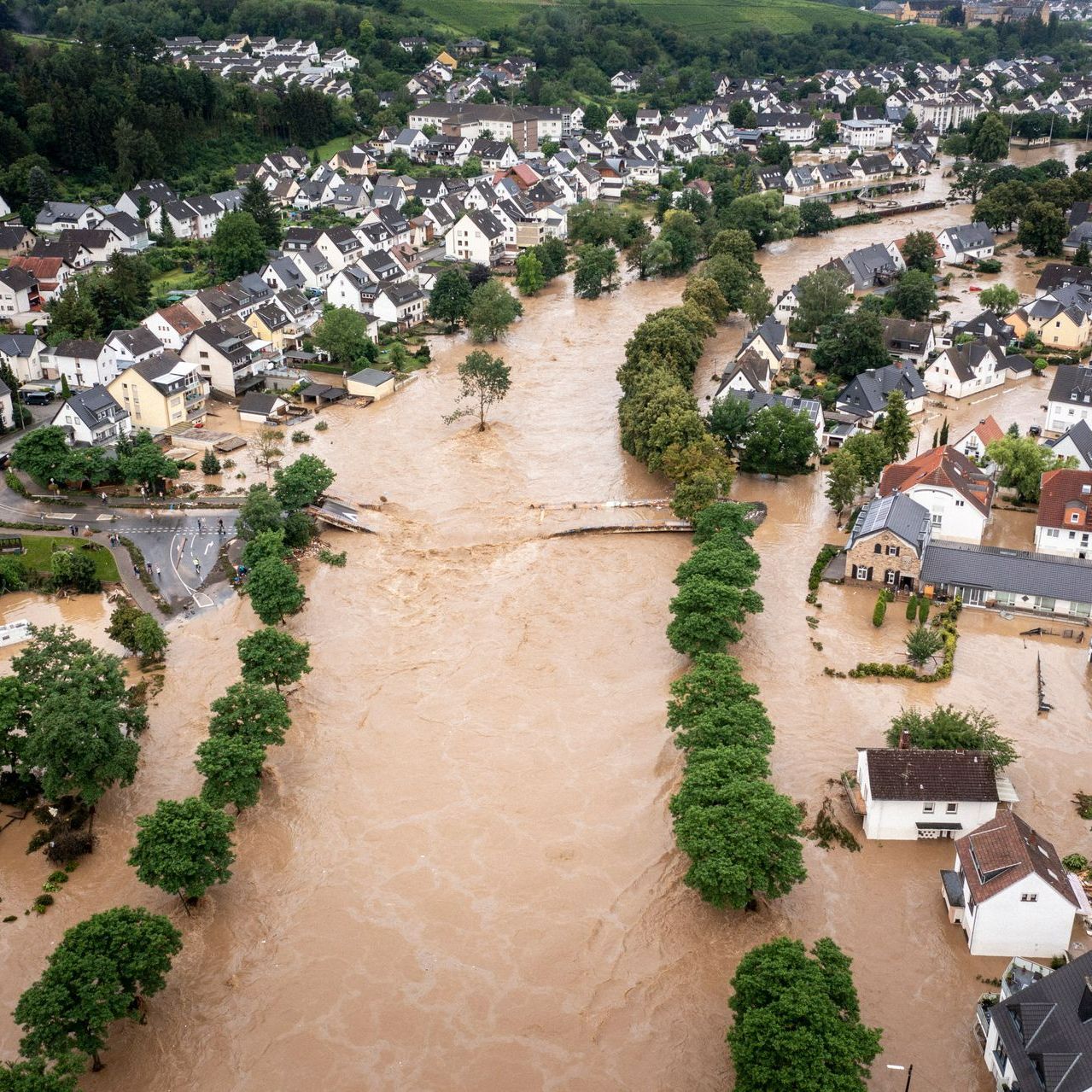 Vue du ciel de plusieurs maisons inondées.