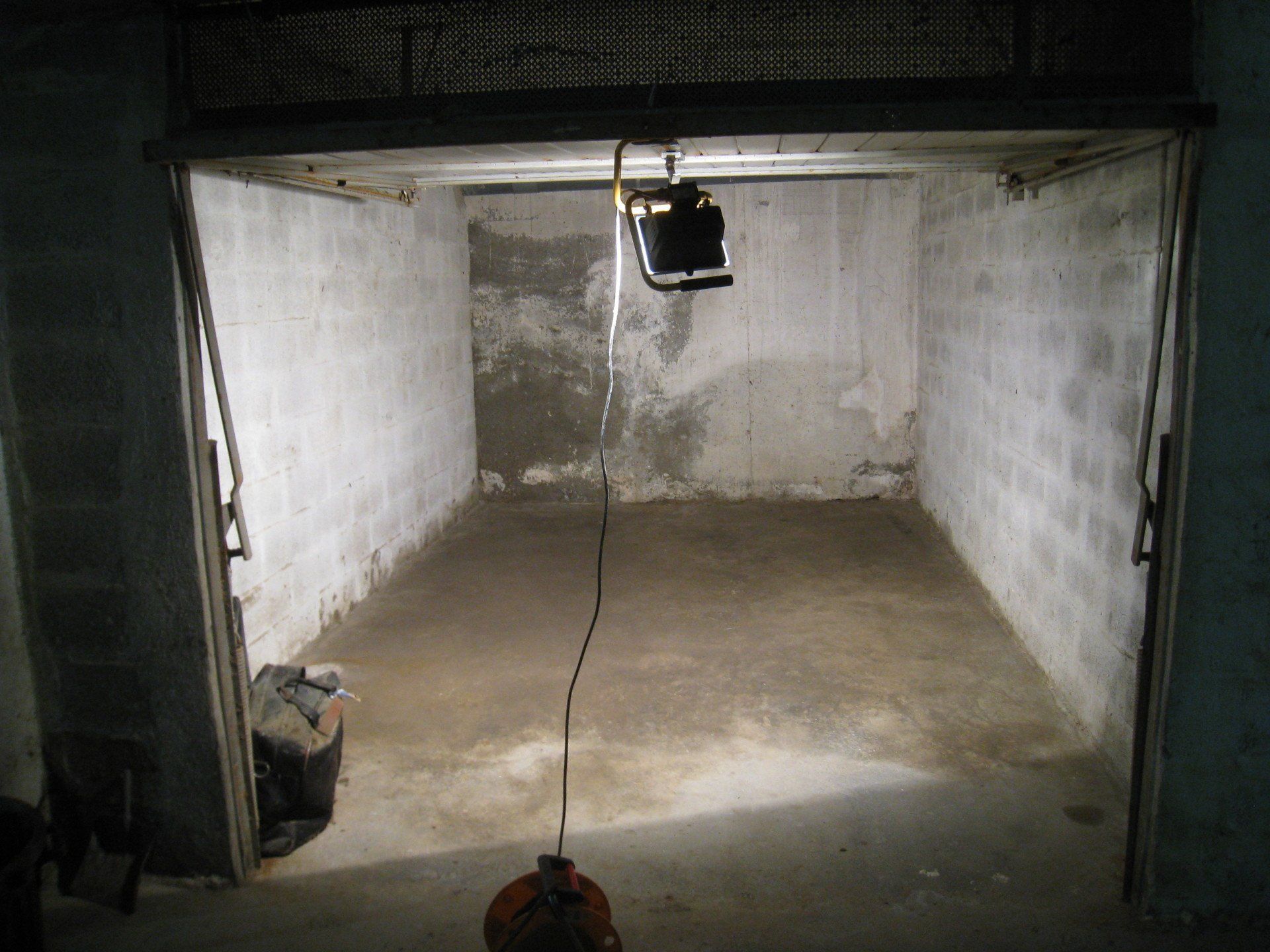 Le même garage entièrement vide et propre.