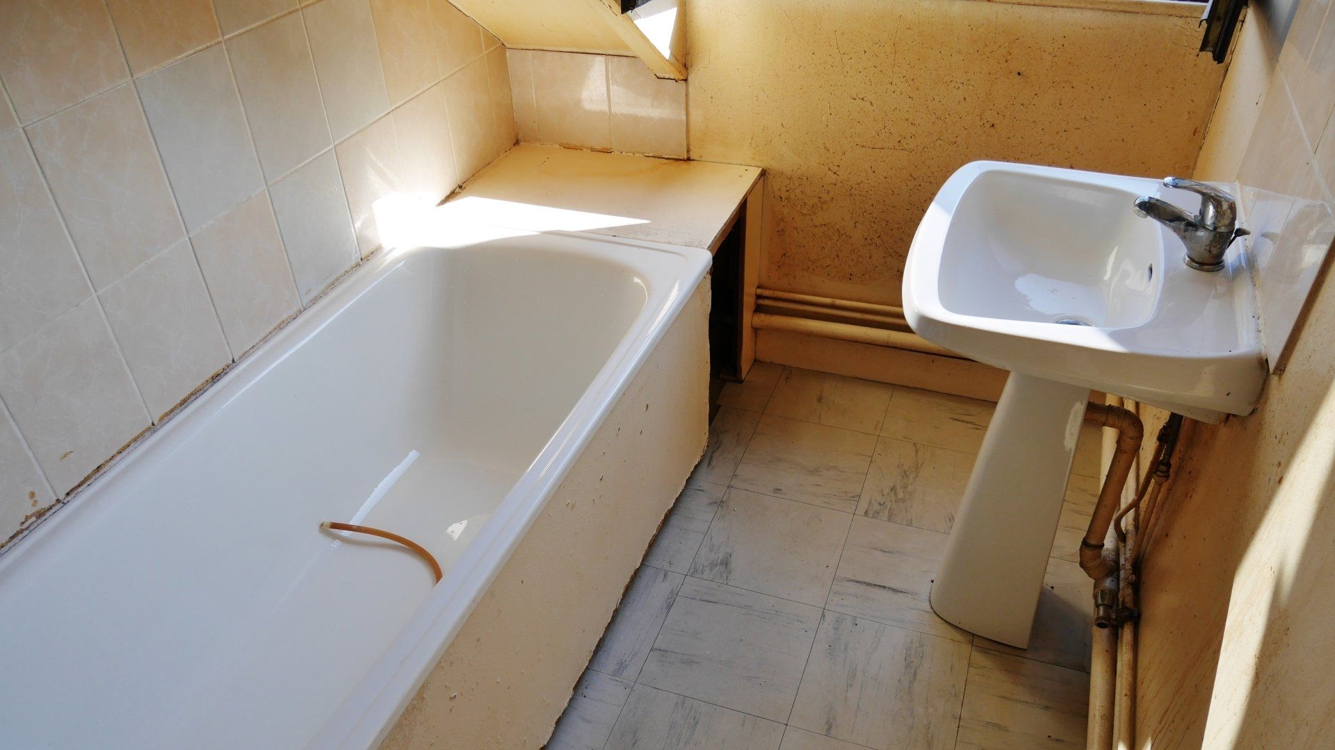 Une salle de bains nettoyée et débarrassée de ses déchets.