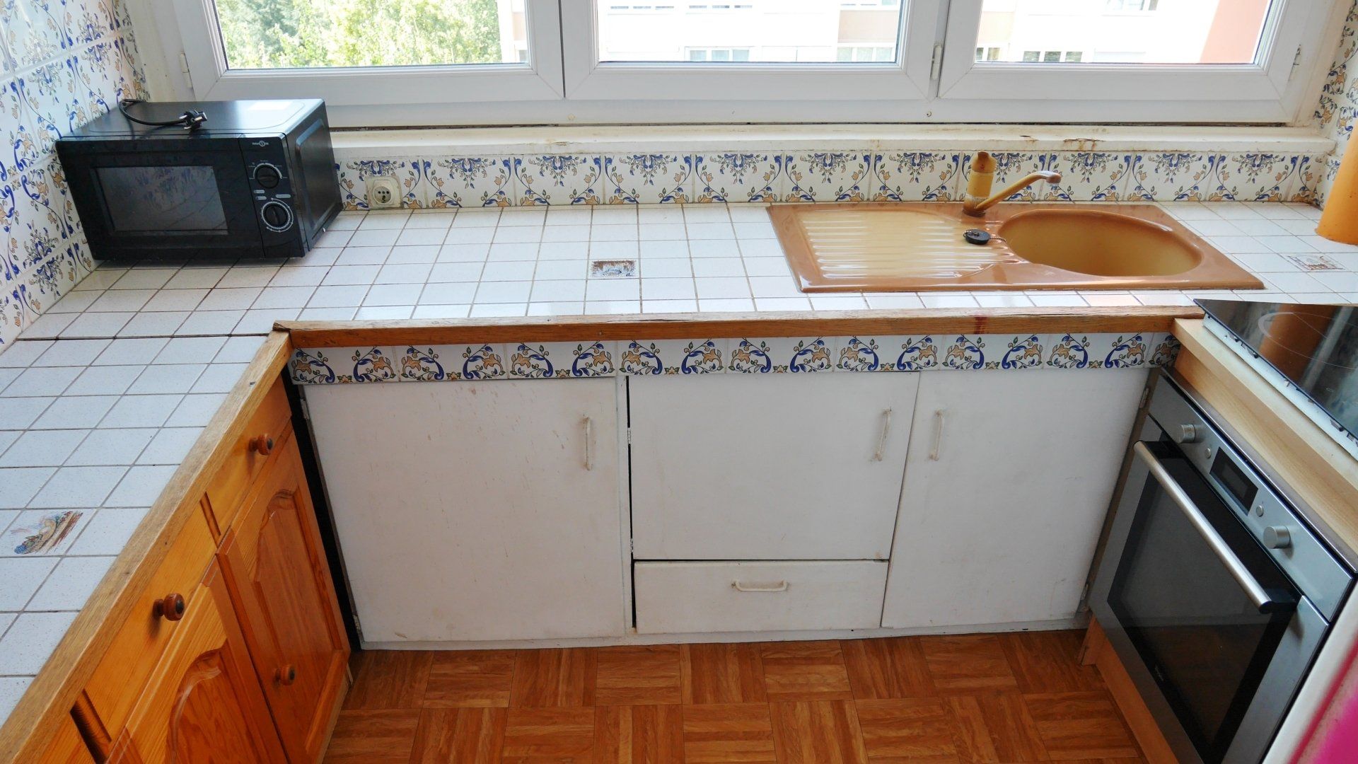 La même cuisine nettoyée et débarrassée des détritus.