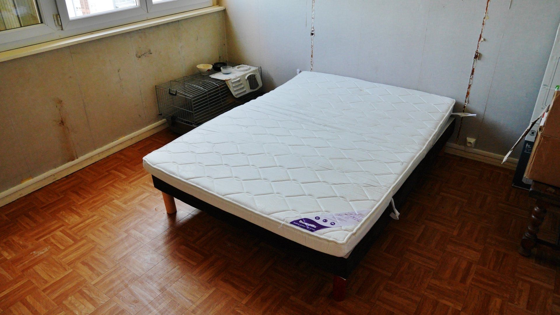 Une chambre à coucher après débarras et nettoyage.