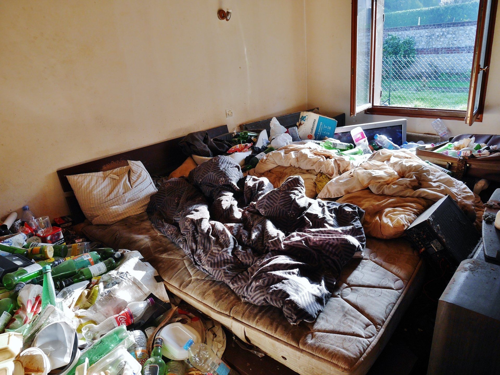 Chambre remplie de déchets et sale