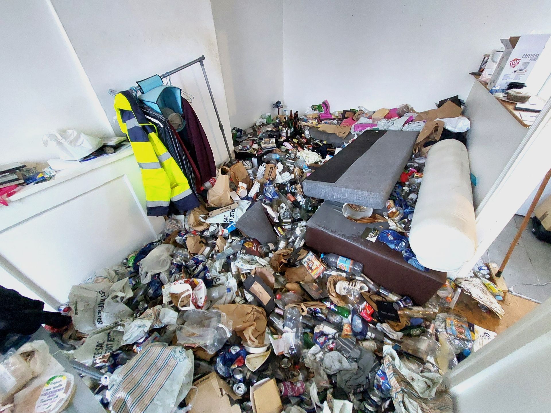Appartement rempli de déchets