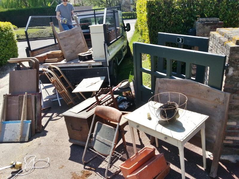 Des encombrants au pied d'un camion-benne de l'entreprise.