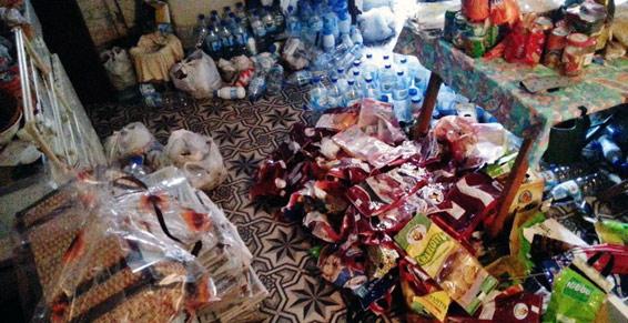 Des déchets qui recouvrent un sol