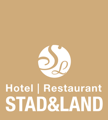 Logo voor Stad & Land Hotel & Restaurant: witte, gestileerde "SL" in een witte cirkel, onder tekst op een beige achtergrond.